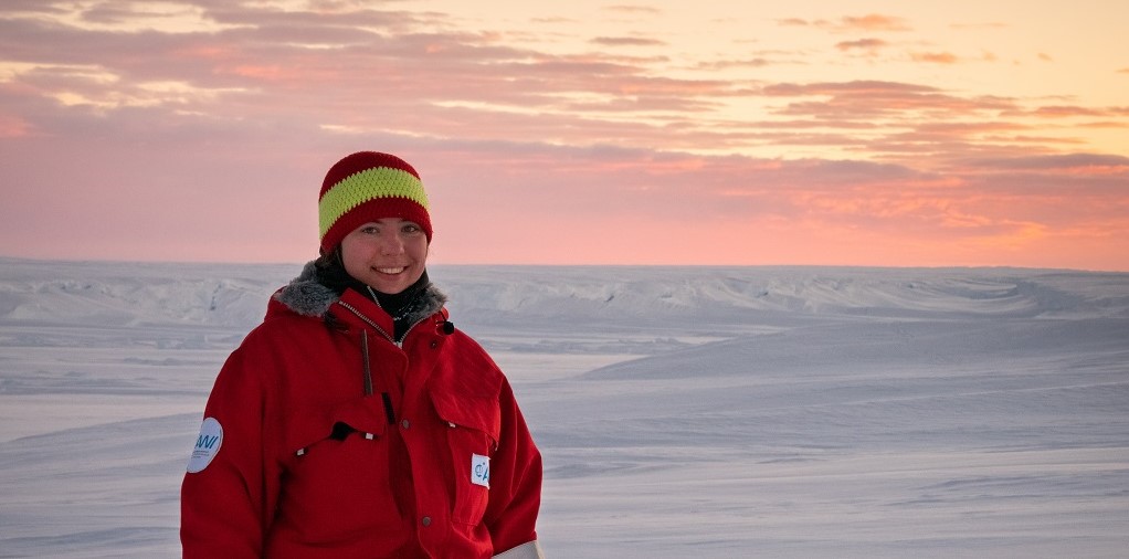 Theresa vor Antarktispanorame (Foto: Markus Baden)