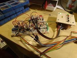 Image: 3 Module und der Timer auf Breadboard und Lochraster